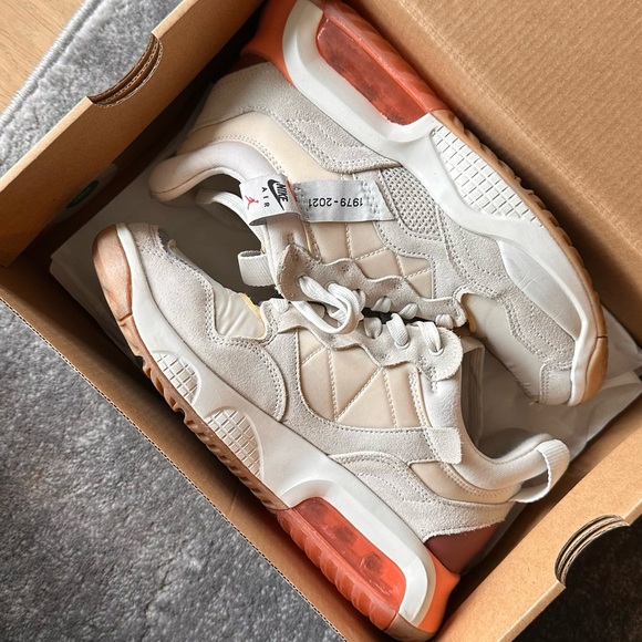 Woman’s Jordan MA2 - Picture 2 of 5